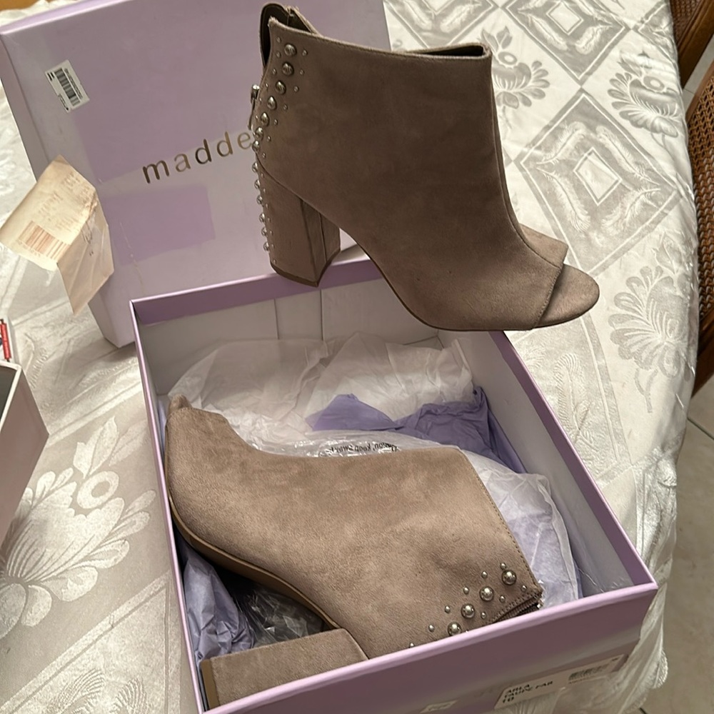 Size 10 Madden girl Arla Taupe open toe boots